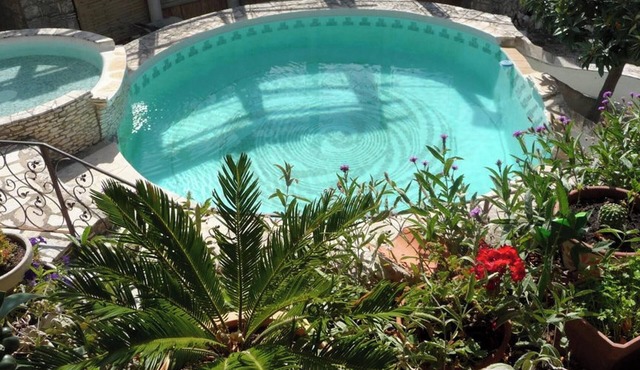 Homerez - Elegant Villa with Private Pool in Lussan