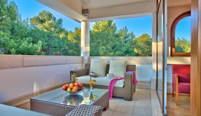 Homerez - Enchanting Manor near Pula with Expansive Grounds & Garden