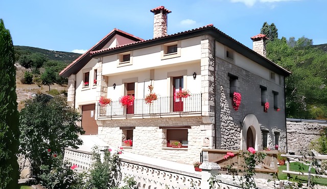Homerez - Spacious House with Mountain Views