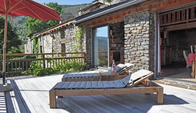 Homerez - Family-Friendly House with Stunning Views in Ayguatebia