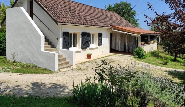 Homerez - Beautiful house for 6 ppl. with terrace at Marcillac-Saint-Quentin
