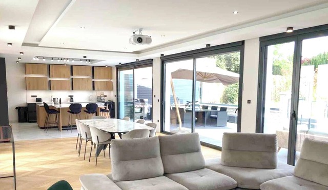 Homerez - Big villa for 12 ppl. with swimming-pool at Saint-Brice-sous-Forêt