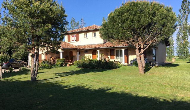 Homerez - House for 8 ppl. with garden and terrace at Saint-Cyr-sur-le-Rhône