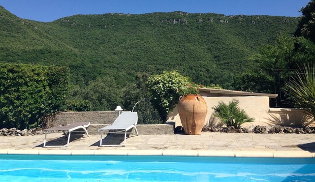 Homerez - House for 6 ppl. with shared pool and garden at Saint-Julien-de-la-Nef