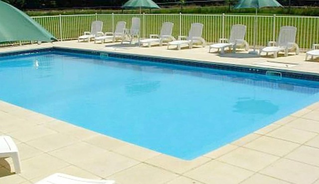 Homerez - Amazing house for 8 ppl. with shared pool at Saint-Vincent-la-Châtre