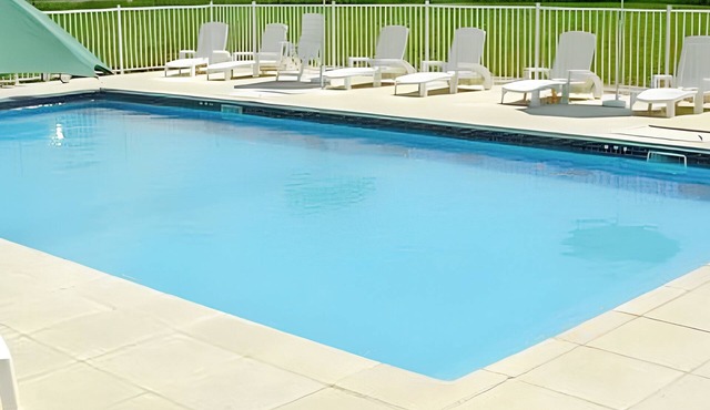 Homerez - House with pool in St-Vincent-la-Châtre