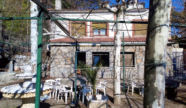 Homerez - House for 11 ppl. with shared pool and garden at Sotillo de la Adrada