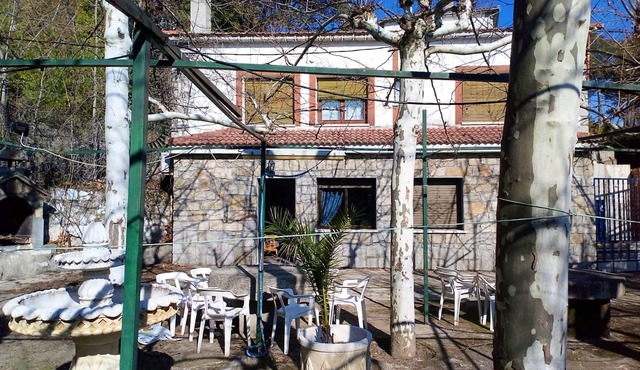 Homerez - House for 11 ppl. with shared pool and garden at Sotillo de la Adrada