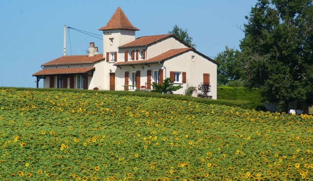 Homerez - House for 7 ppl. with jacuzzi and garden at Castelnau-Montratier