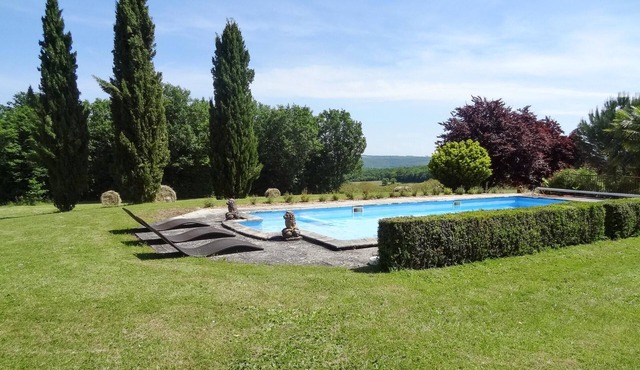 Homerez - House for 10 ppl. with swimming-pool and garden at Saint-Amand-de-Coly
