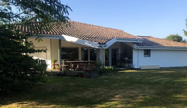 Homerez - House 11 km away from the beach for 14 ppl. with garden at Saubrigues