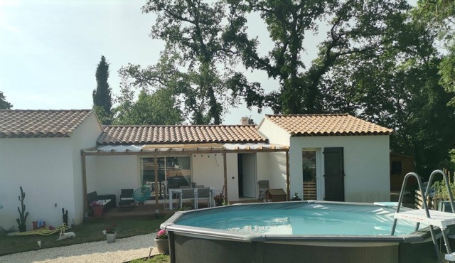 Homerez - House for 10 ppl. with swimming-pool, garden and terrace at Néoules