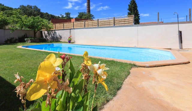 Homerez - House for 4 ppl. with shared pool, garden and terrace at Bollène