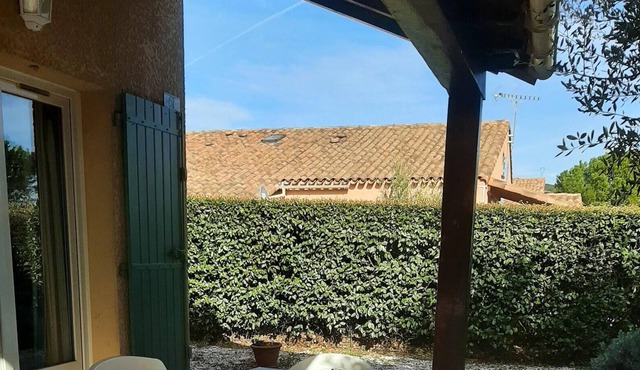 Homerez - House for 5 ppl. with shared pool, garden and terrace at Eyguières