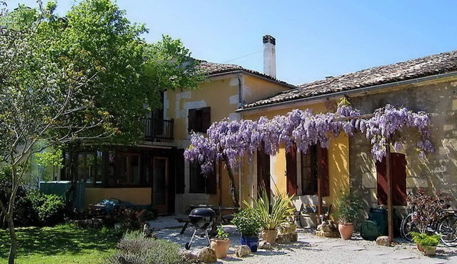 Homerez - House for 8 ppl. with shared pool, terrace and balcony at Gémozac