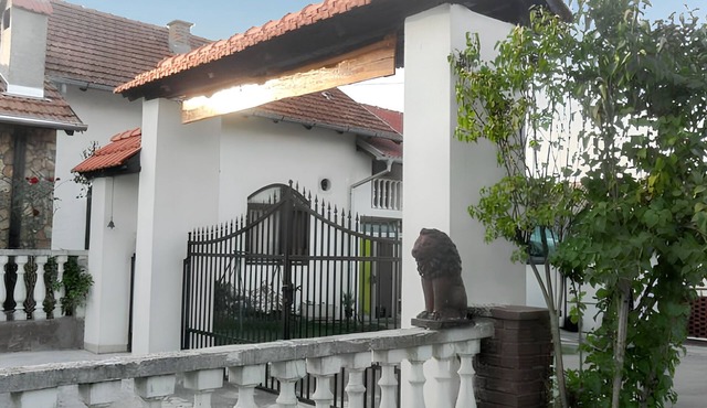 Homerez - House in Kutina with Garden