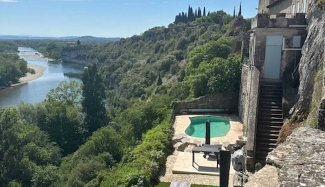 Homerez - Impressive Manor with Pool in Aiguèze