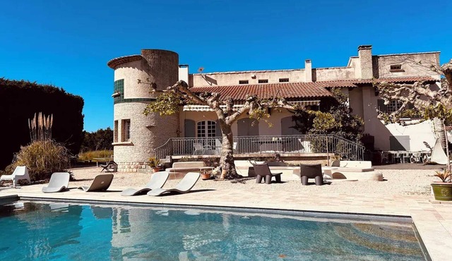 Homerez - Large Provençal Villa with Private Pool in Gémenos