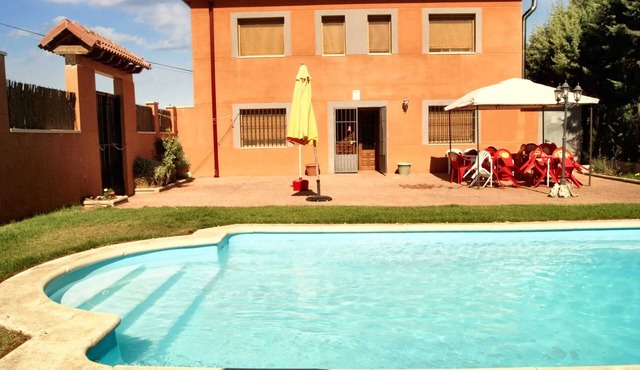 Homerez - Luxury Villa in Cerezo de Mohernando with Pool