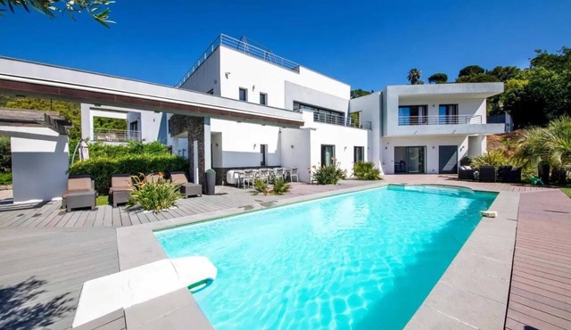 Homerez - Luxurious Villa in Cavalaire-sur-Mer with Pool