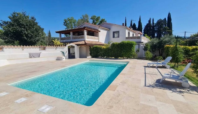 Homerez - Modern Villa with Private Pool in Villecroze 150 m²