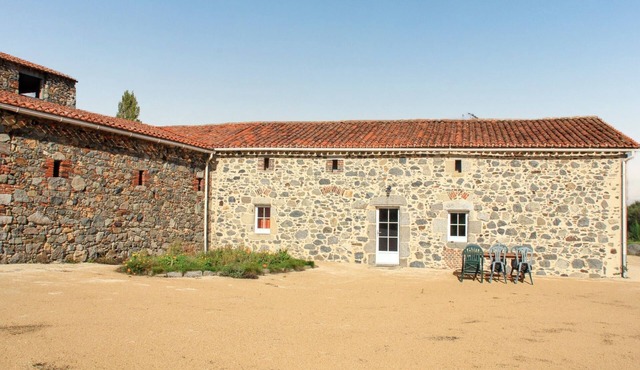 Homerez - Moncoutant house with pool