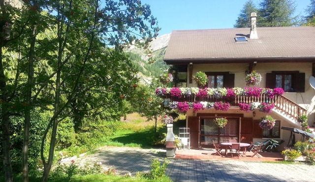 Homerez - Nice apartement for 2 ppl. with terrace at Entraunes