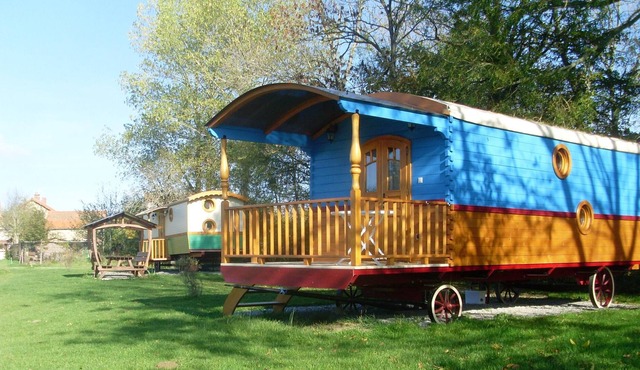 Homerez - Nice bungalow for 4 ppl. with shared pool and garden at Saint-Pardoux