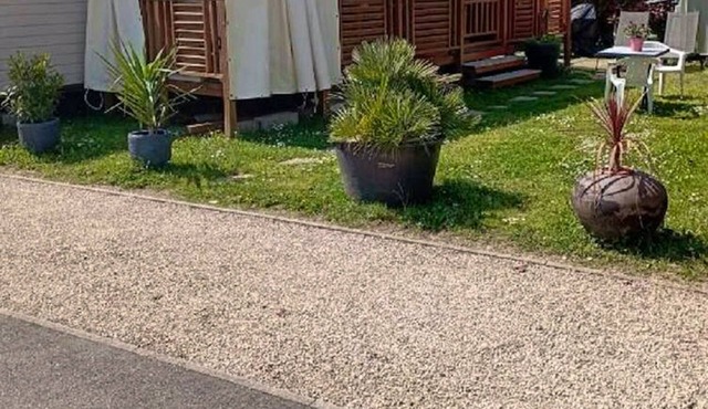 Homerez - Nice bungalow for 6 ppl. with shared pool and terrace at Condrieu