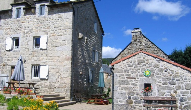 Homerez - Nice house for 6 ppl. with garden and terrace at Le Malzieu-Forain