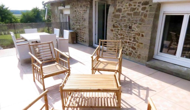 Homerez - Nice house for 6 ppl. with swimming-pool and garden at Roz-Landrieux