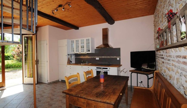 Homerez - Nice house for 5 ppl. with shared pool and garden at Avrilly