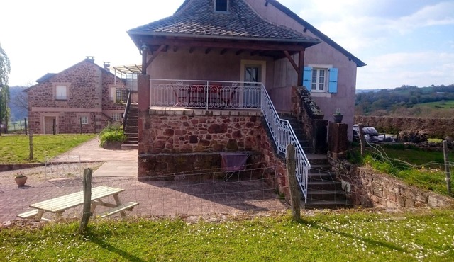 Homerez - Nice house for 4 ppl. with shared pool, garden and terrace at Nauviale