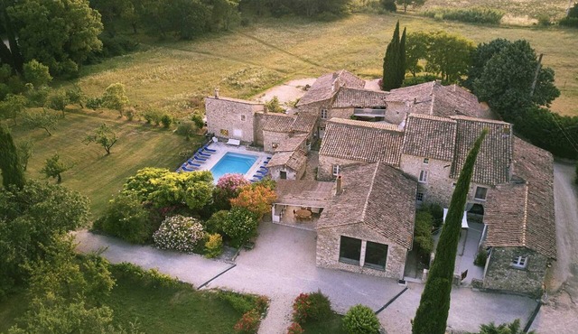 Homerez - Nice house for 2 ppl. with shared pool, garden and terrace at Valaurie