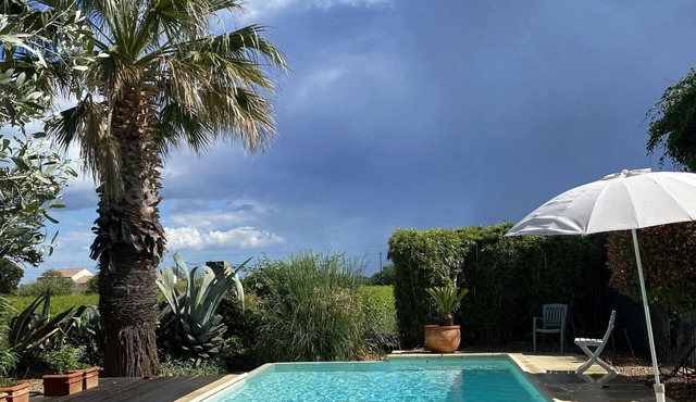 Homerez - Nice house for 6 ppl. with shared pool and terrace at Vauvert