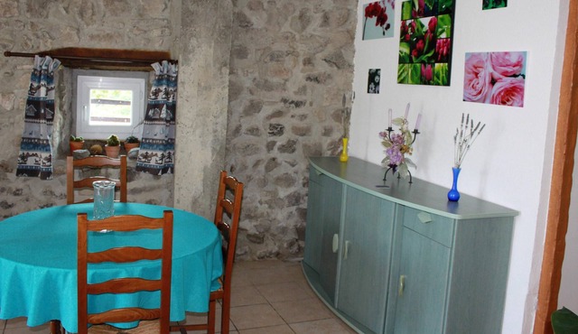 Homerez - Nice house for 4 ppl. with shared pool and terrace at Saint-Priest