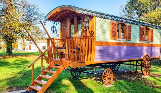 Homerez - Nice property for 2 ppl. with shared pool at Bussac-Forêt