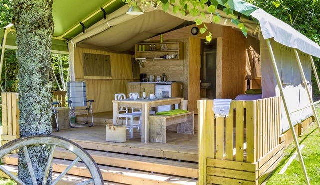 Homerez - Property for 4 ppl. with shared pool and terrace at Argences-en-Aubrac