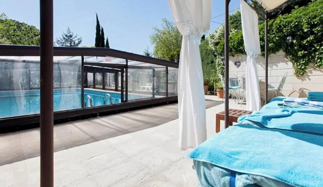 Homerez - Provencal Villa with Pool in Barbentane