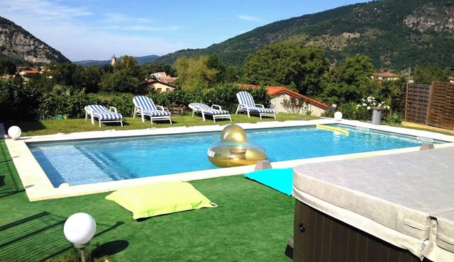 Homerez - Refined Villa in Foix with Private Pool and Jacuzzi