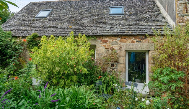 Homerez - Rustic House in Guimaëc with Garden and View