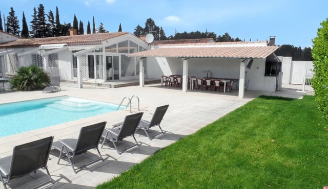 Homerez - Spacious and Elegant Villa in Meynes with Private Pool