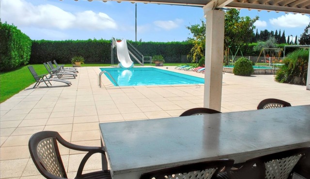 Homerez - Spacious and Elegant Villa in Meynes with Private Pool