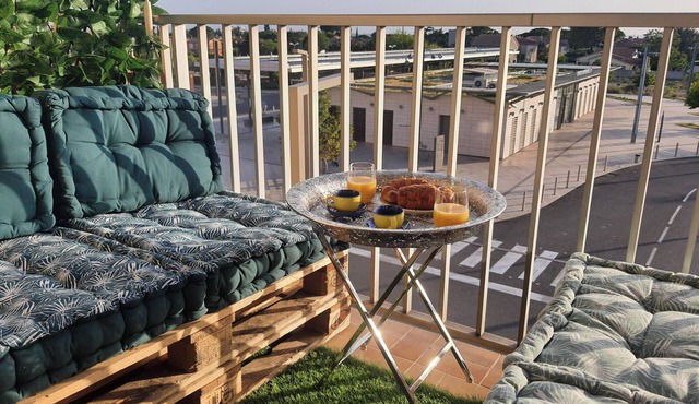 Homerez - Spacious Apartment in Carpentras with Balcony