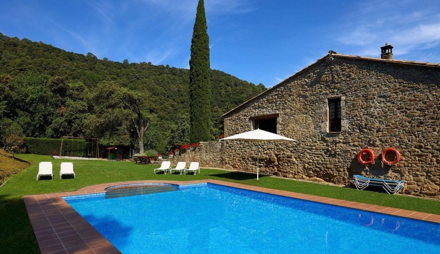 Homerez - Spacious appartement for 6 ppl. with shared pool at Girona