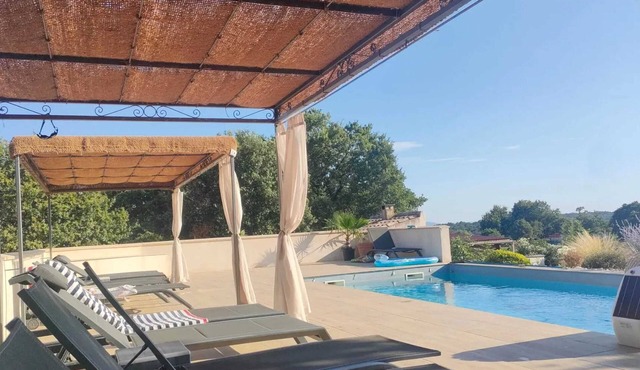 Homerez - Spacious Family House with Pool in Vagnas