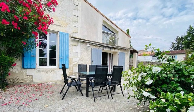 Homerez - Spacious family house in Niort with garden