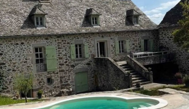 Homerez - Spacious villa with pool in Bas-Ségala