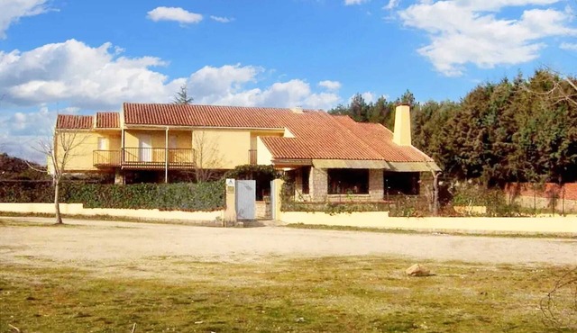 Homerez - Spacious house in Navaluenga with lake view