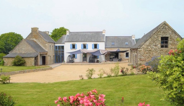 Homerez - Spacious House in Plougonven with Hot Tubs and Garden